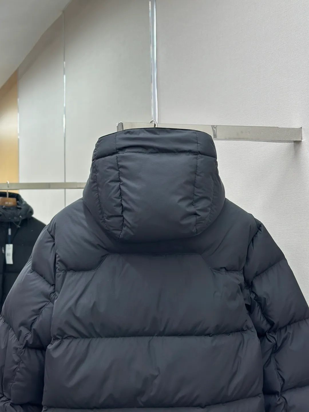 P950 Rah Lauren Classic Red Label Down Jacket. The nylon fabric has good windproof and waterproof properties, which can effectively block the intrusion of wind and rain from the outside and keep the inside dry. It is suitable for wearing in humid or rainy environments.  The chest label uses an imported MEO embroidery machine. It first scans the original pattern and then uses high-quality silk thread to make a pattern. The density effect is adjusted by continuous pattern making.  Detachable: Equipped with detachable nylon, users can easily disassemble or install it according to weather changes or personal preferences, which is both practical and convenient.  Exquisite details: the zipper design is simple and elegant, easy to operate; the closing design of the cuffs and hem effectively prevents the intrusion of cold wind, improving the warmth and comfort of wearing.   High-quality filling: 90 white duck down is selected, with a weight of 260g, ensuring excellent thermal insulation performance. After strict screening and treatment, the velvet is not easy to drill, ensuring durability. The hangtags, wash marks, air holes, and snap buttons are all custom-made from original molds.    Size: S-XL